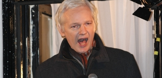 Assange promluvil z balkonu ekvádorského velvyslanectví v Londýně.