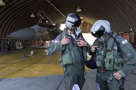 Izraelští piloti u svých letadel F-15.