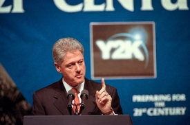 Současná mánie připomíná tu z konce minulého století, kdy se mnozí obávali, že počítače kvůli novému letopočtu zkolabují. O Y2K řečnili i politici (na snímku tehdejší prezident USA Bill Clinton).