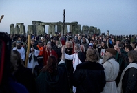 Skotsko. Hlavní druid čekal se svými následovníky na konec světa. Podle hnutí New Age právě začal na nová éra.