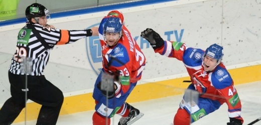 Jakub Voráček (vlevo) slaví gól.