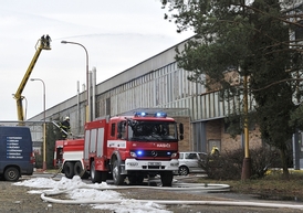 Objekt byl hašen z několika stran. Část hasičů potírá požár uvnitř budovy, část hasí plameny z plošiny.