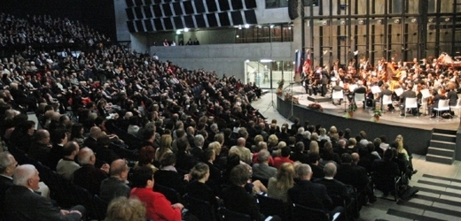 Zahajovací koncert se bude konat v unikátním velkém sále bývalého plynojemu Gong v Dolní oblasti Vítkovice. 