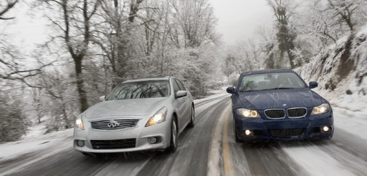 Řidiči si musejí dát pozor na zasněžené vozovky, někde na ledovku (ilustrační foto).