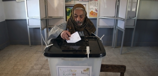 Egyptský volič při druhém kole referenda, které má rozhodnout o nové kontroverzní ústavě.