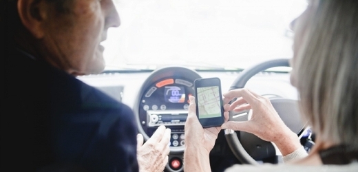 Chytré telefony by již brzy mělo být možné nabíjet při řízení auta bez kabelů a adaptérů (ilustrační foto).