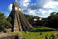 Pyramidy v Tikalu patří mezi nejkrásnější památky amerických předkolumbovských civilizací.