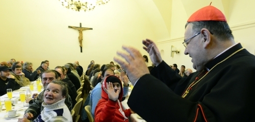 Pražský arcibiskup Dominik Duka přivítal na vánočním obědě téměř tři stovky lidí na okraji společnosti.