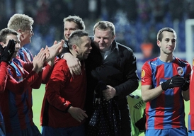 Plzeňský trenér Pavel Vrba (uprostřed) se raduje po boku kapitána Pavla Horvátha.