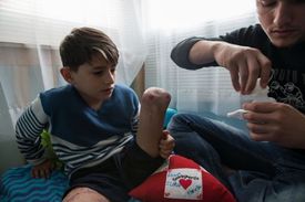 Chlapec těžce zraněný v Alepu na léčení v USA.
