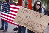 Aktivisté upozorňovali mimo jiné na vliv korporací na fungování vlády.