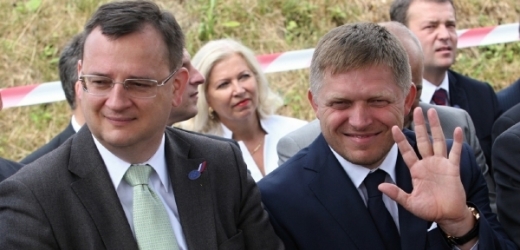 Premiéři Petr Nečas (vlevo) a Robert Fico.