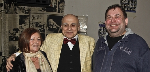 Ivan Mládek se svou manželkou Evou a s režisérem Radanem Dolejšem (vpravo).