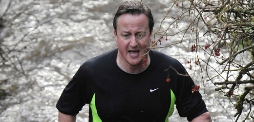 David Cameron při běhu.