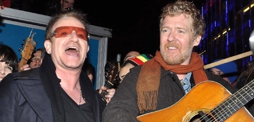 Bono frontman kapely U2 (vlevo) a Glen Hansard (vpravo) na dublinské Grafton Street.