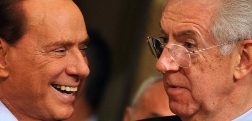 Bývalý italský premiér Silvio Berlusconi (vlevo) v sobotu odsoudil premiéra Maria Montiho, že se nakonec rozhodl vyrazit do předvolebního boje za novou centristickou koalici. 