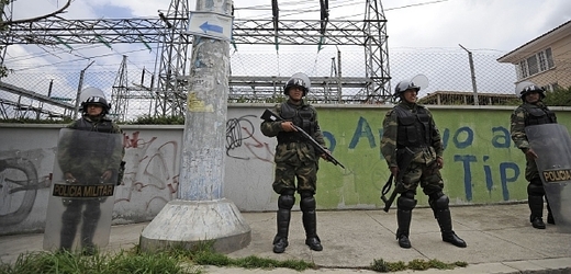 Vojenská stráž u španělské elektrárny Electropaz v bolívijském La Paz.