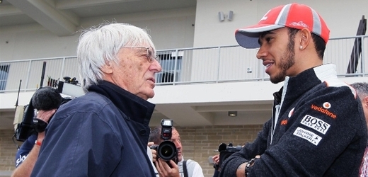Šéf F1 Bernie Ecclestone (vlevo) při hovoru s pilotem Lewisem Hamiltonem.