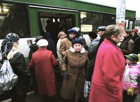 Cestující na zastávce tramvají v Tallinnu.