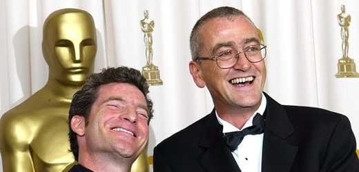 Michael Hopkins (vpravo) se svým kolegou Ethanem Van der Rynem (vlevo).