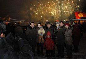 Severokorejci se radují z prvního velkého ohňostroje na Nový rok.