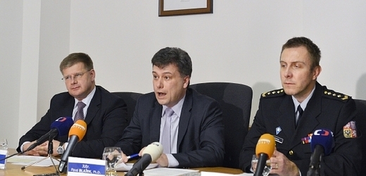 Ministr spravedlnosti Pavel Blažek (uprostřed),jeho náměstek Daniel Volák (vlevo) a generální ředitel vězeňské služby Petr Dohnal (vpravo)..