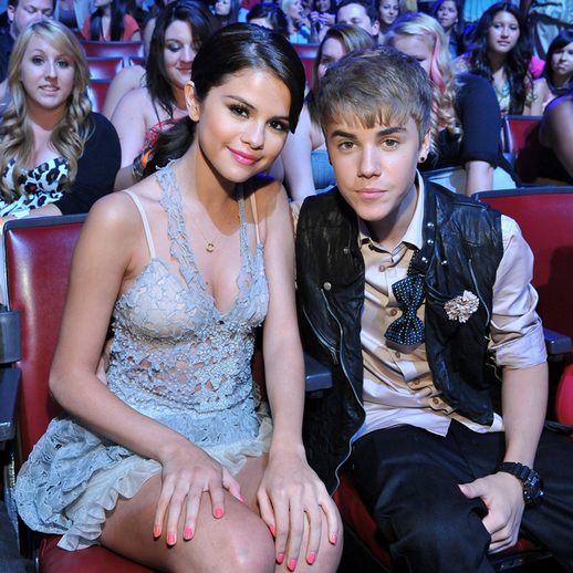 Slavný hollywoodský pár, dvacetiletá zpěvačka Selena Gomezová a osmnáctiletý zpěvák Justin Bieber, prožívá vztah jako na horské dráze. I když se loni mluvilo o tom, že se známí zpěváci rozešli, nyní už jsou opět spolu. Na svatbu jsou ale ještě příliš mladí... přesto je možné, že Justin Seleně navlékne snubní prsten.