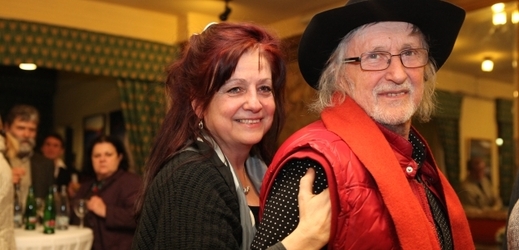 Juraj Jakubisko s manželkou Deanou na premiéře filmu Bídníci. Nemoc jako by ani nikdy nebyla.