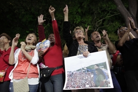 Venezuelané se modlí za Chávezovo uzdravení.