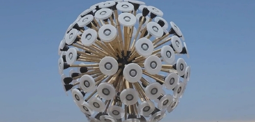 Štětinatou kouli, která se podobá obří kuličce odkvetlé pampelišky, montuje Massoud Hassani z bambusových tyčí.