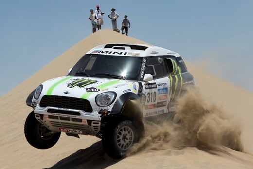 Pohled na Rallye Dakar by možná udělal radost i populárnímu Mr. Beanovi. Speciál značky Mini Cooper přes písečné království provází Polák Krzysztof Holowczyc.
