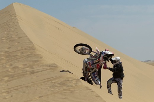 Když motorka nejede, musí se závodníci spolehnout na vlastní sílu. Před vrcholkem písečné duny to na vlastní kůži poznal australský jezdec na motorce Todd Smith.
