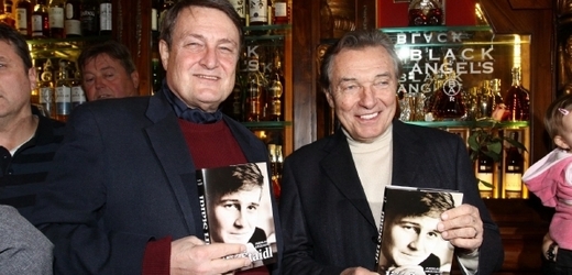 Karel Gott (vpravo) a Ladislav Štaidl na křtu knihu o Jiřím Štaidlovi.