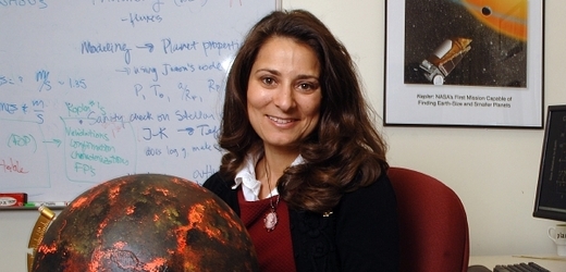 Jedna z vedoucích členek týmu Kepler Natalie Batalha s modelem planety zemského typu, která obíhá velmi blízko své hvězdy.
