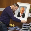 Klausovy portréty se sundávají ze zdí úřadů a škol.