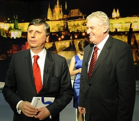 Jan Fischer (vlevo) a Miloš Zeman v televizním speciálu TV Nova.