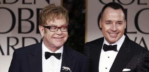 Elton a David jsou prý štěstím bez sebe.