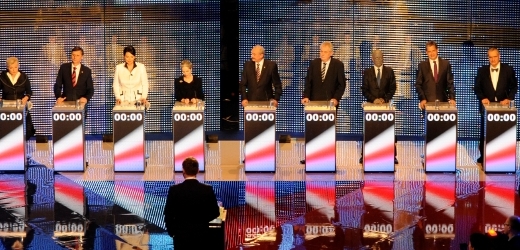 Momentka z debaty všech devíti kandidátů na prezidenta.