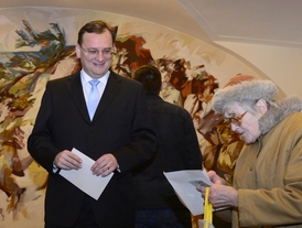 Premiér Petr Nečas během voleb.