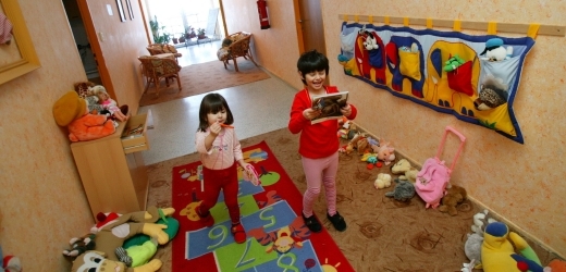 Přes 11 tisíc dětí žijících v dětských domovech v České republice má větší šanci dočkat se do náhradní rodiny (ilustrační foto).
