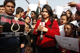 Masové protesty v Indii po znásilnění a smrti znásilněné studentky.