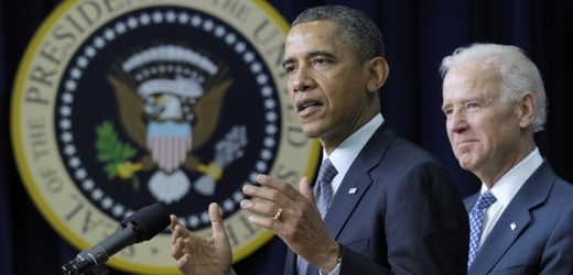 Na snímku Barack Obama při svém projevu, doprovázen Joe Bidenem.