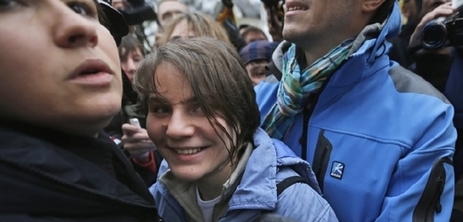 Šťastná Samucevičová opouští svobodná 10. října 2012 soud.