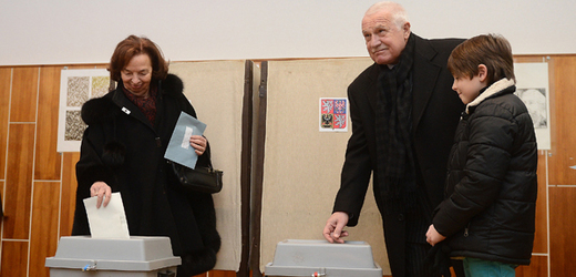 Václav Klaus při hlasování v prvním kole voleb.