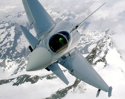Eurofighter v rakouských barvách nad Alpami.