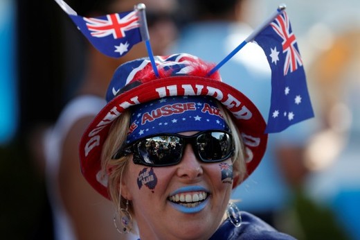 Domácí fandové velký patriotismus nezapřou. Australská návštěvnice místních kurtů se vyzbrojila jak vlajkami, tak netypickým kloboučkem a malůvkami na obličeji.
