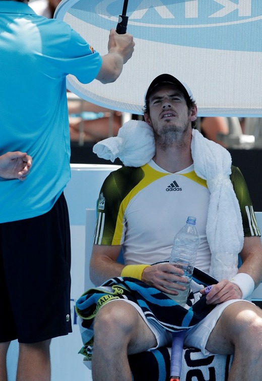 Chvíle oddychu pod deštníkem si užívá i Brit Andy Murray. Australské horko mu zatím dělá víc problémů než jeho soupeři.