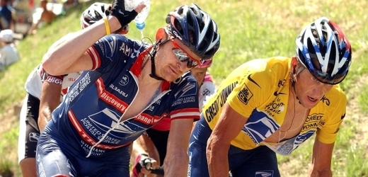 Přiznání bývalého amerického cyklisty Lance Armstronga (vpravo) k dopingu, kvůli kterému mimo jiné přišel o sedm triumfů na Tour de France, prý slavný závod neohrozí.