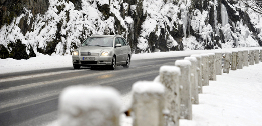 Na řadě silnic v horách leží ujetý sníh (ilustrační foto).