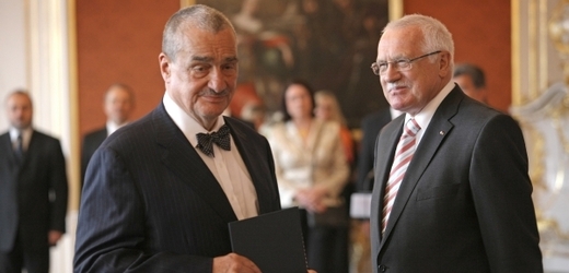 Karel Schwarzenberg (vlevo) s brzy již exprezidentem Klausem.